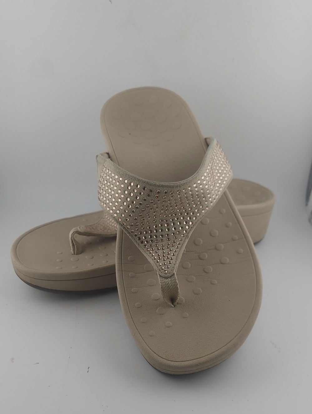 Vionic Women’s Beige Rhinestone Wedge Thong Sandalssize 9 W